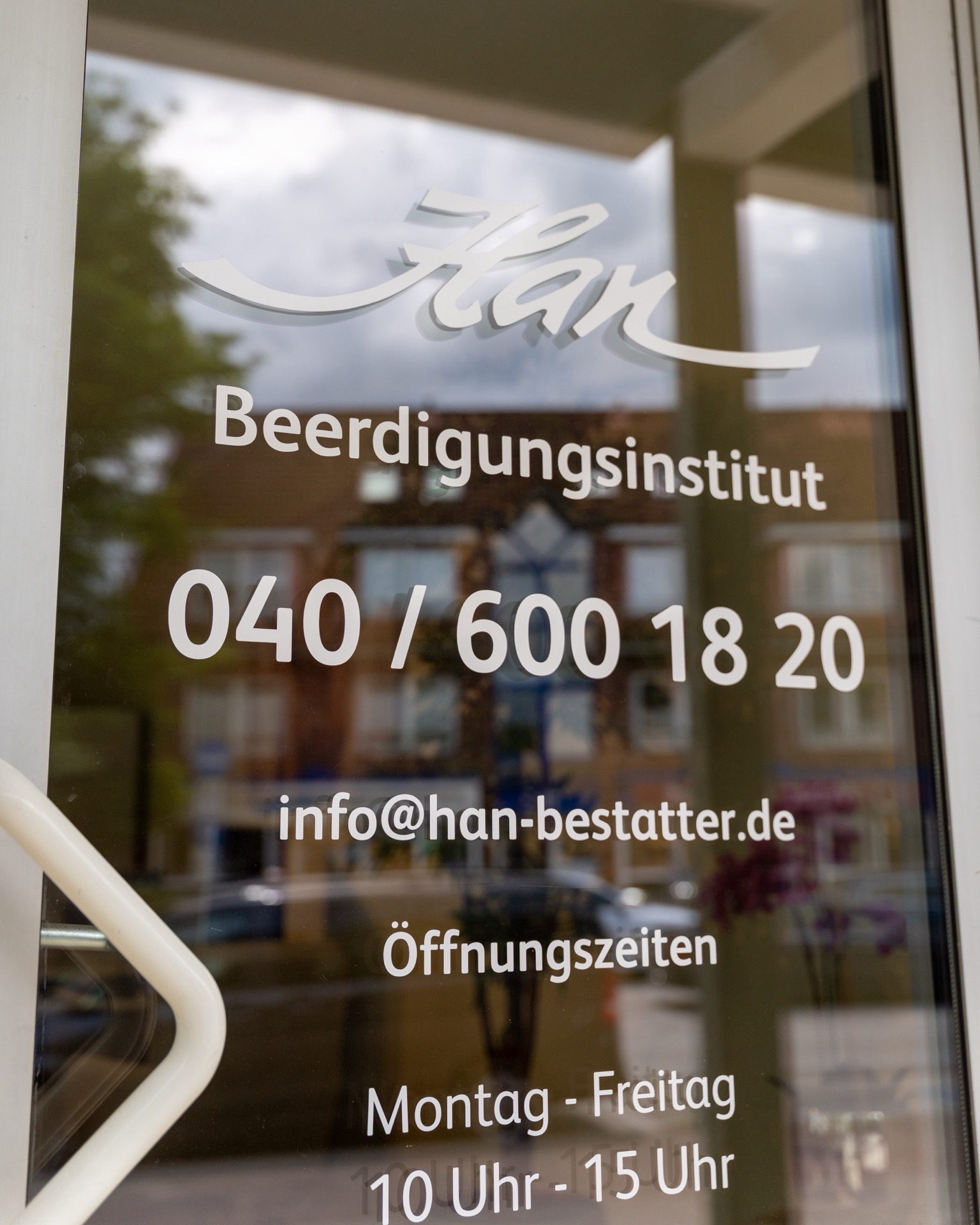 Fensterbeschriftung mit Öffnungszeiten in Poppenbüttel
