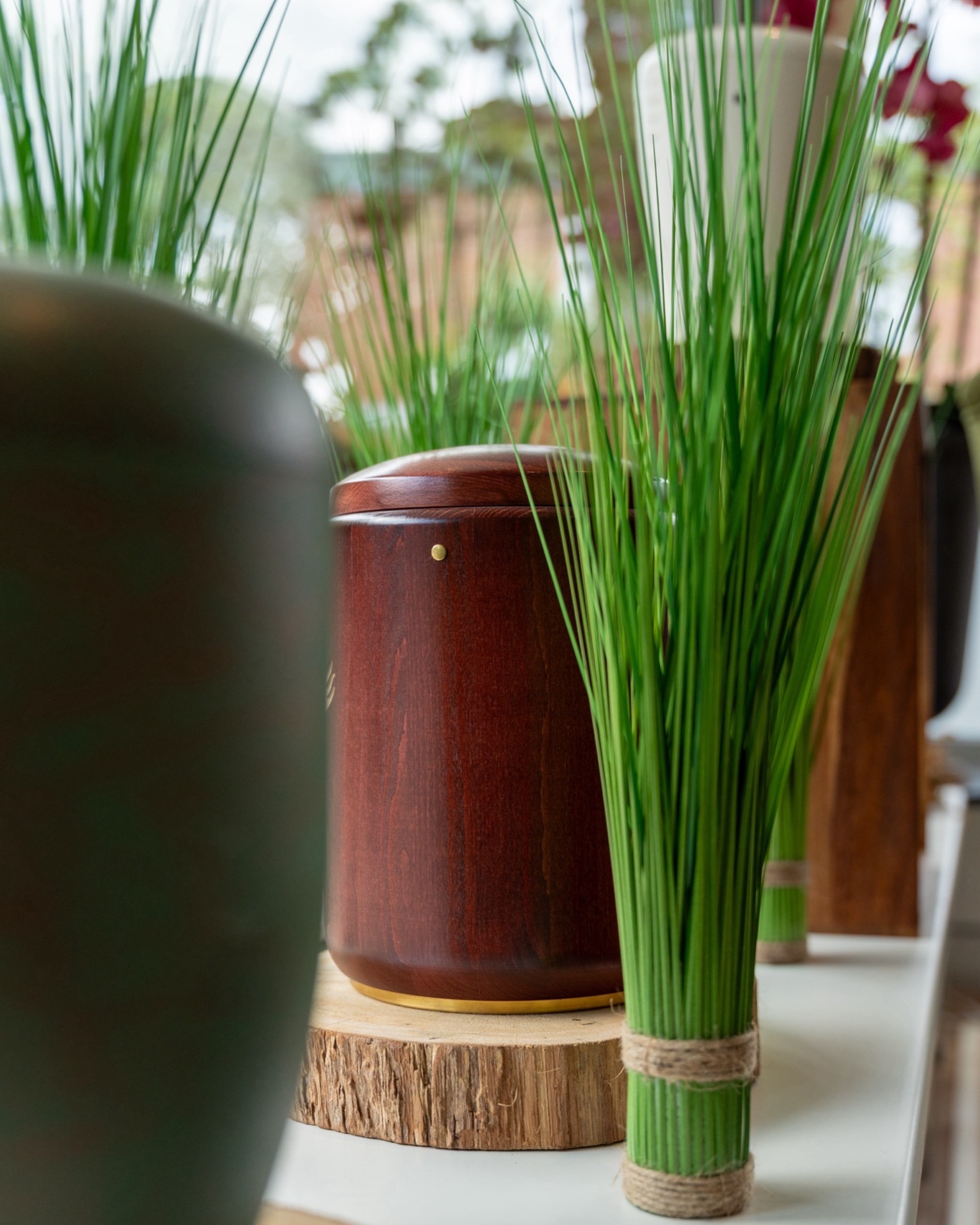 Urnen mit Grasgebinde