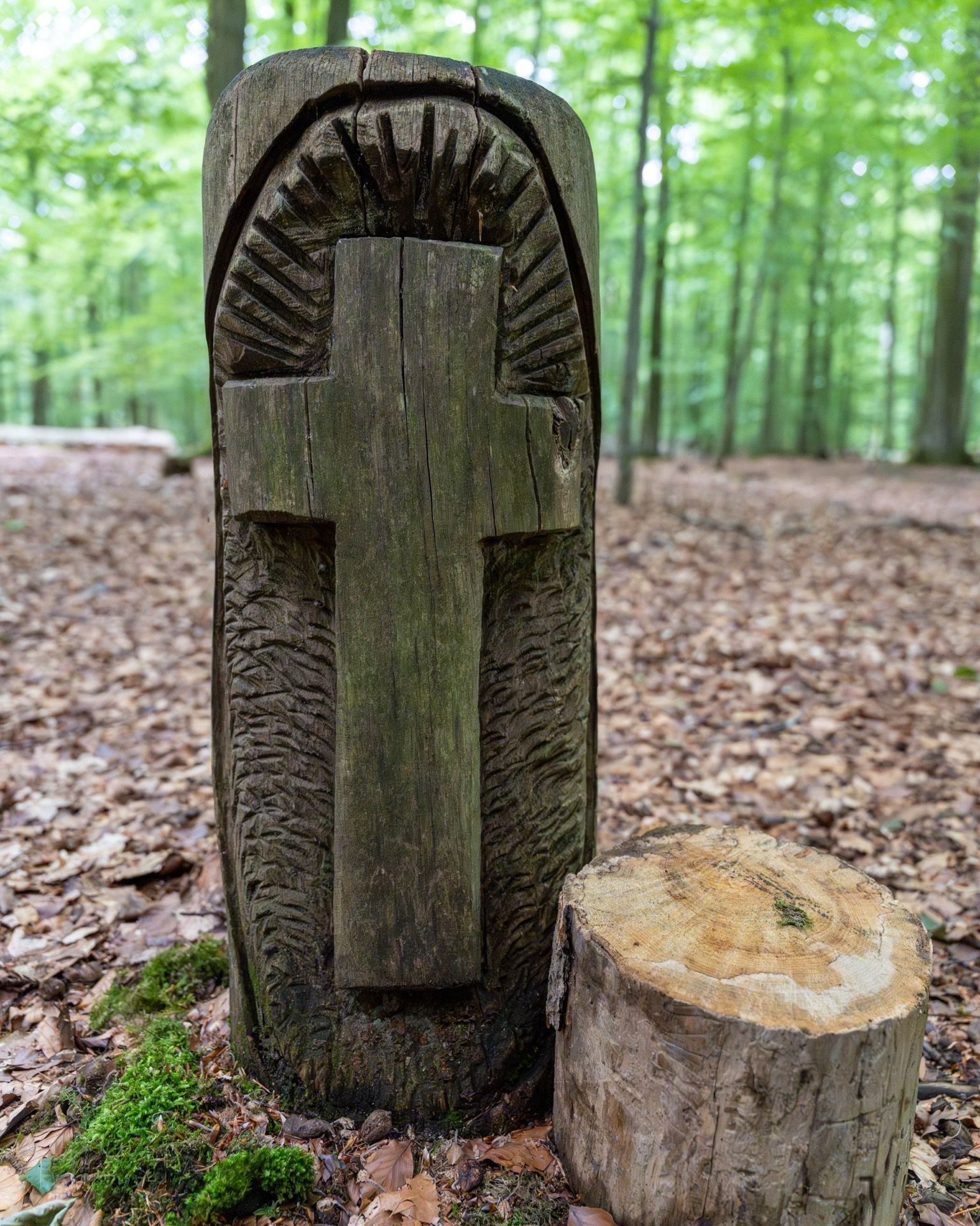 Geschnitztes Holzkreuz im Ruhewald