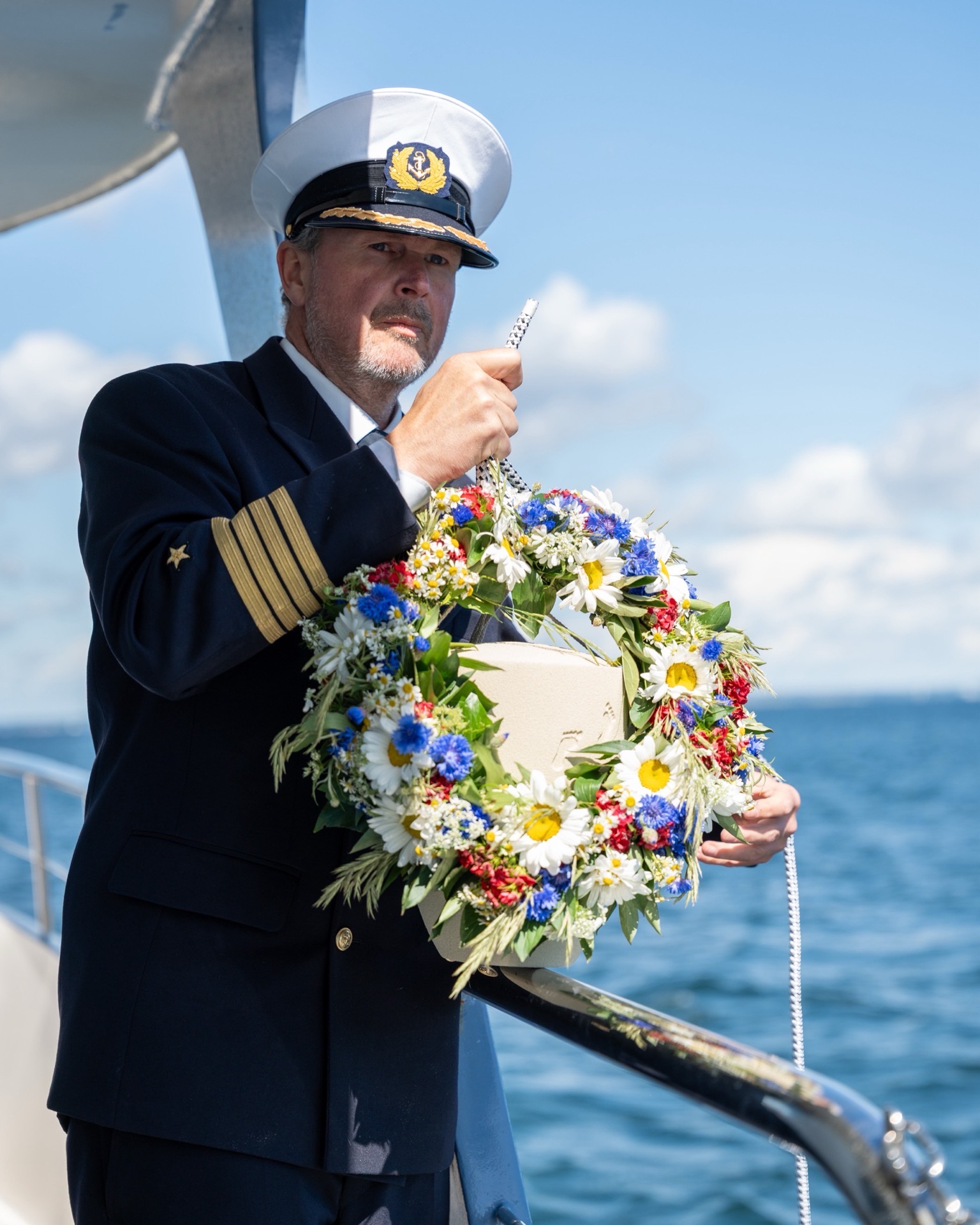 Blumenschmuck bei einer Seebestattung