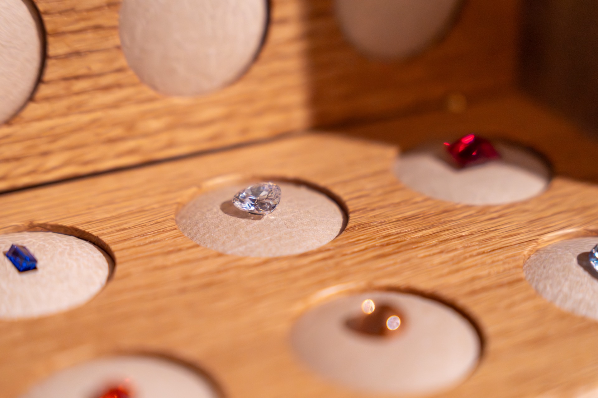 Erinnerungssteine und Schmuck in einer Holzschatulle
