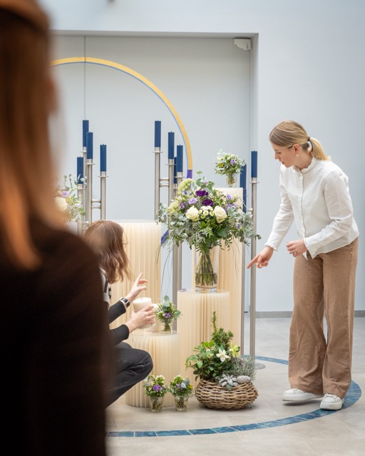 Trauerhalle Stade: Blumen und Kerzen werden für die Feier vorbereitet