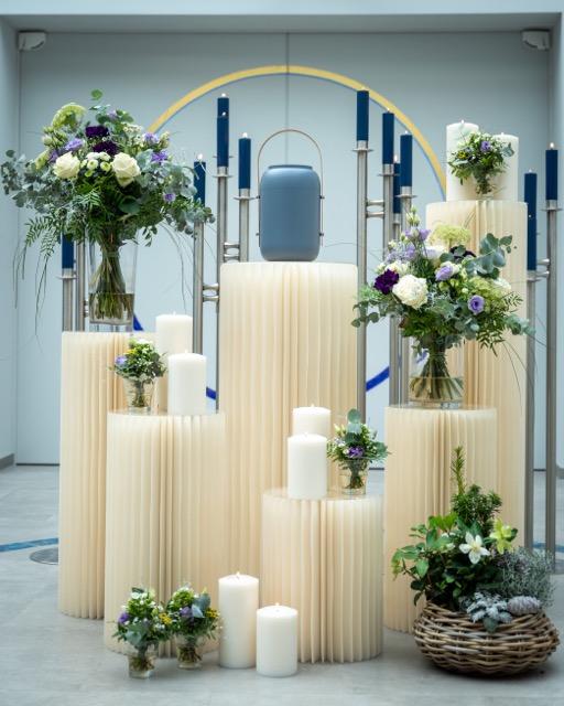 Urne mit Blumenschmuck und Kerzen in der Trauerhalle Stade