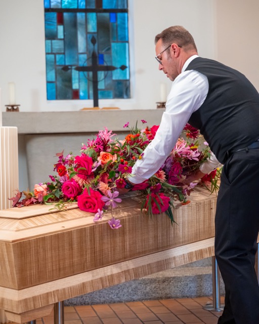 Trauerhalle in Bramfeld, festlich mit Blumen geschmückt
