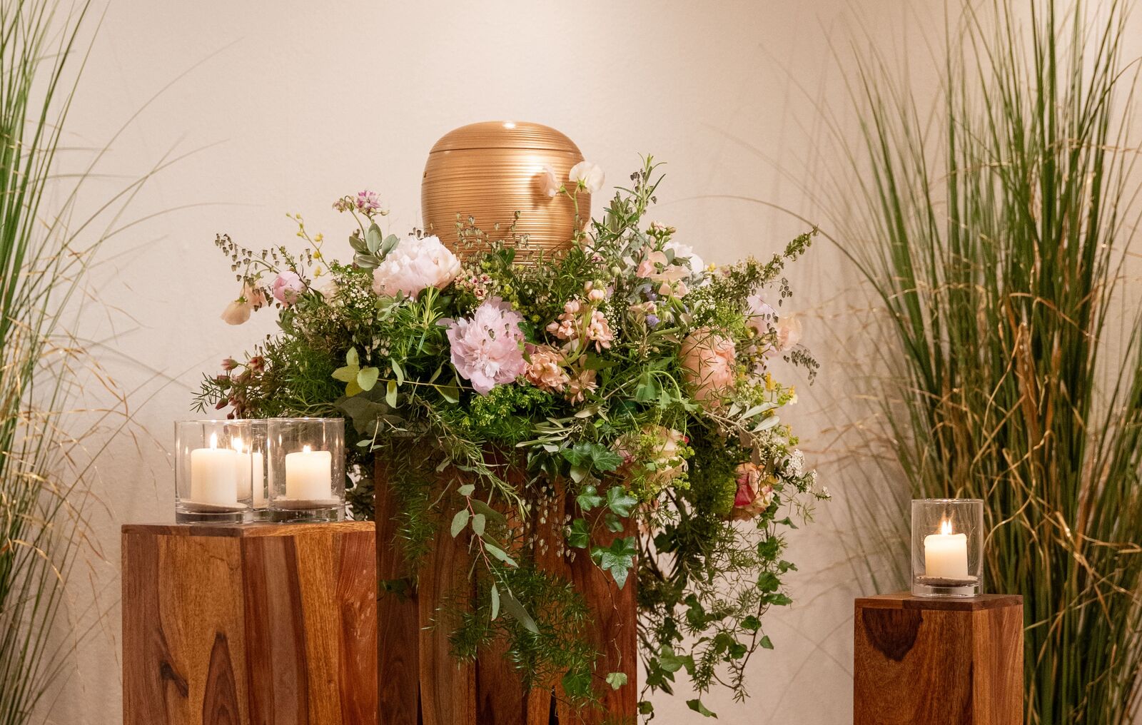 Abschiedsraum mit Urne, Blumen und Kerzen