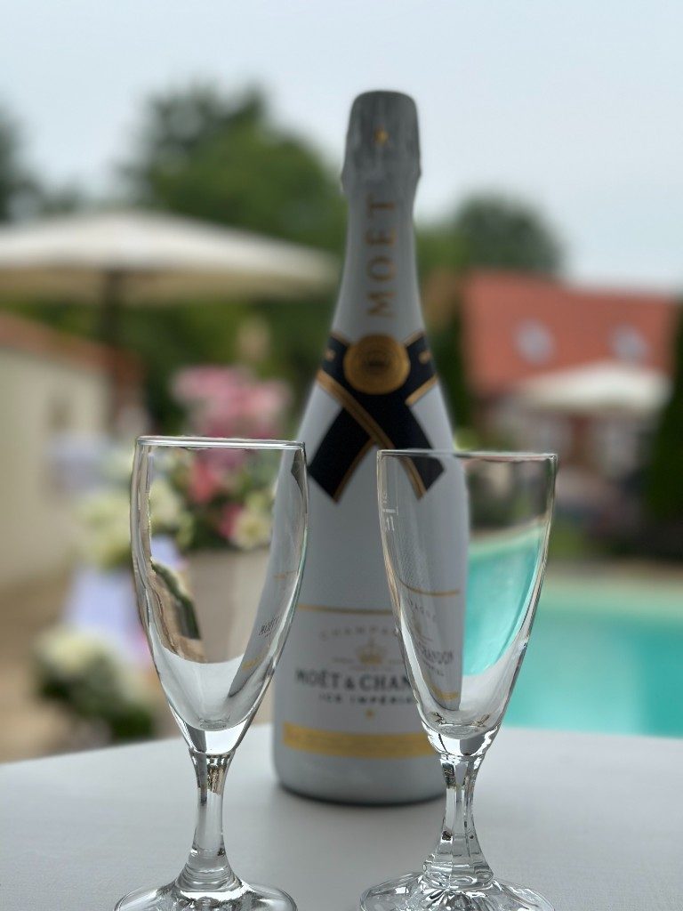 Gläser und Champagner für den Empfang nach der Lebensfeier