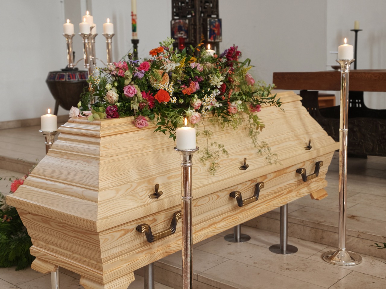 Sarg mit Blumen und Blumenarrangement