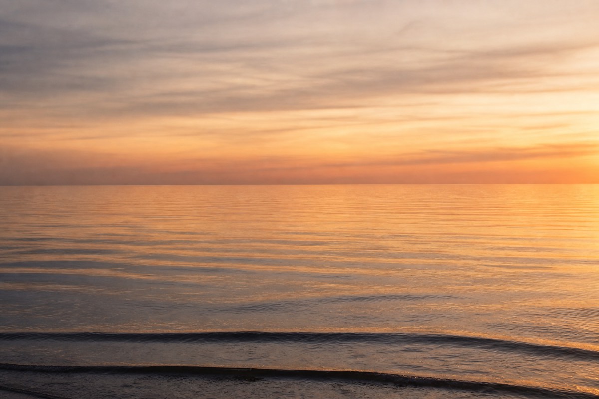 Ruhige Ostsee im Abendlicht
