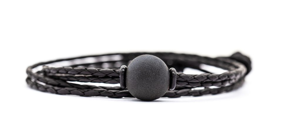 Lederarmband mit schwarzer Perle mit Seele
