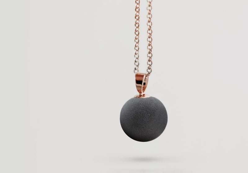 Perle mit Seele in Schwarz an einer Roségoldkette