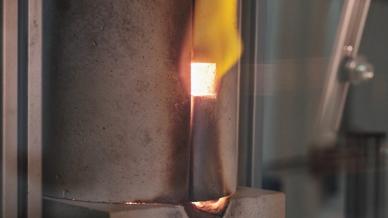 Glühender Spezialofen bei der Züchtung des Rohkristalls