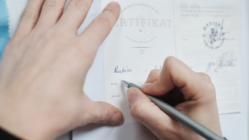 Unterzeichnung des Zertifikats für einen personalisierten Edelstein