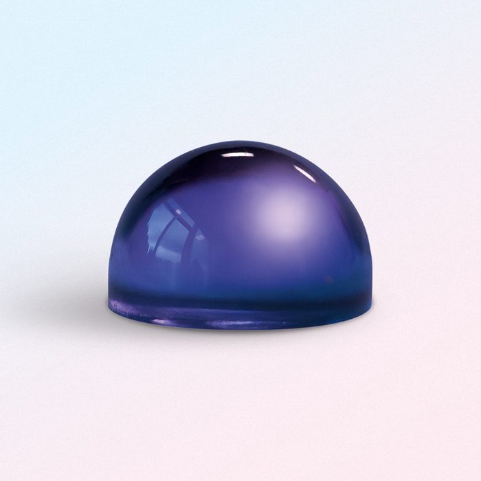 Edelsteinschliff The Pure Round, blauer Saphir als Cabochon