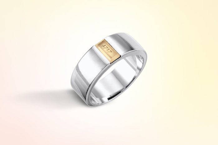 Bandring aus Weißgold mit eingelegtem Erinnerungsedelstein