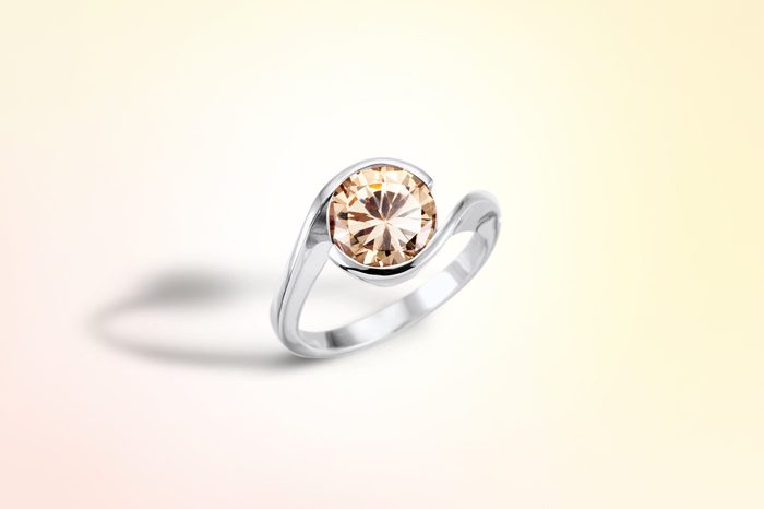 Ring aus Weißgold mit naturfarbenem Erinnerungsedelstein