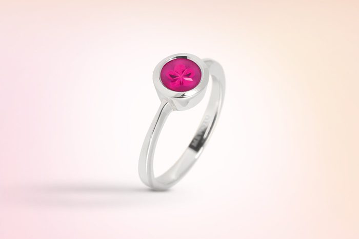 Ring aus Weißgold mit rotem Erinnerungsrubin