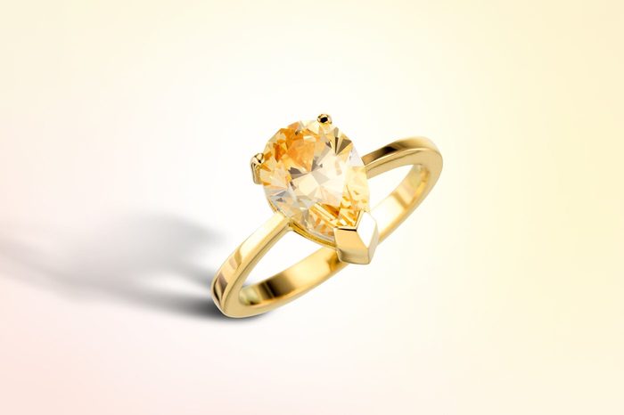 Ring aus Gelbgold mit naturfarbenem Edelstein im Tropfenschliff