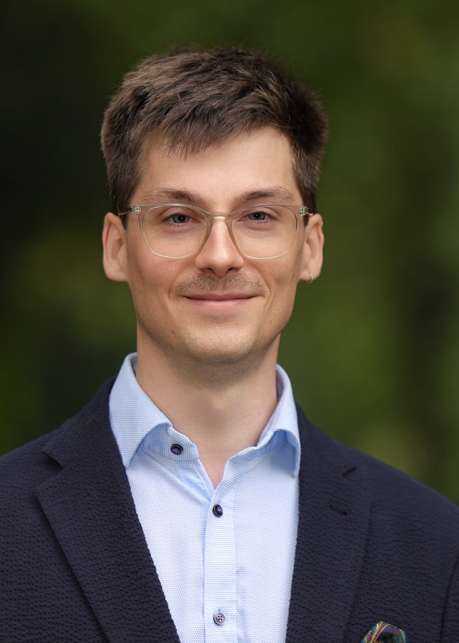 Tassilo Arenz, Auszubildender bei Han & Sohn Bestattungen
